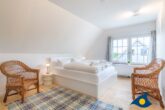 Ferienhaus Dorfidyll - Schlafzimmer 1 mit französischem Doppelbett (160cm breit)