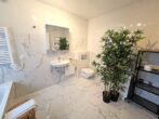 Ferienhaus Dorfidyll - großes Badezimmer im Erdgeschosse mit Badewanne und Dusche