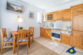 Villa Margot Whg. 07 - Wohn- / Essbereich mit offener Küche und Zugang zu Balkon
