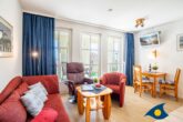 Villa Margot Whg. 07 - Wohn- / Essbereich mit offener Küche und Zugang zu Balkon