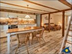 Olle Use Fewo Große Use - Wohnzimmer mit Essbereich und offener Küche im Landhausstil