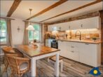 Olle Use Fewo Große Use - Wohnzimmer mit Essbereich und offener Küche im Landhausstil