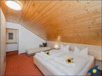 Ferienhaus Buchfink - Schlafzimmer mit Doppel- und Einzelbett