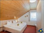 Ferienhaus Buchfink - Schlafzimmer mit Doppel- und Einzelbett
