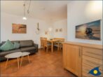 Neue Villa Ernst Whg. 02 - Wohnzimmer mit Küche und Zugang zur Terrasse