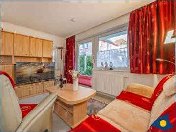 Wohnbereich mit TV und Couch - Haus Kiefernduene Ferienwohnung EG