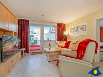 Wohnbereich mit TV und Couch - Haus Kiefernduene Ferienwohnung EG