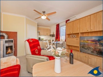Wohnbereich mit TV und Kamin - Haus Kiefernduene Ferienwohnung EG