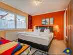 Haus Kiefernduene Ferienwohnung EG - Schlafzimmer mit Doppelbett und Einzelbett