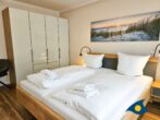 Bernsteinquartier Whg. 11 Inselglück - Schlafzimmer 2 mit TV und Zugang zu einem Bad