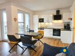Bernsteinquartier Whg. 11 Inselglück - offener Wohn- / Essbereich mit Küche und Zugang zum Balkon
