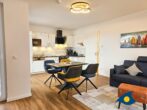 Bernsteinquartier Whg. 11 Inselglück - offener Wohn- / Essbereich mit Küche und Zugang zum Balkon