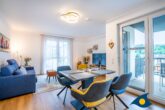 Bernsteinquartier Whg. 11 Inselglück - Wohnbereich mit offener Küche und Zugang zum Balkon