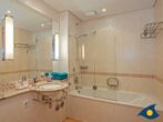 Villen am Goethepark, Villa Christiane, Whg. 04 Lena - Badezimmer mit Badewanne und WC