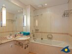 Villen am Goethepark, Villa Christiane, Whg. 04 Lena - Badezimmer mit Badewanne und WC