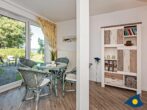 Ferienwohnung Sellin 7B - Naturidylle am See - Wohnbereich mit separierter offener Küche und Zugang zur Terrasse