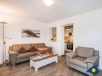 Ferienwohnung Sellin 7B - Naturidylle am See - Wohnbereich mit separierter offener Küche und Zugang zur Terrasse