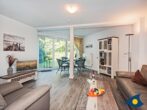 Ferienwohnung Sellin 7B - Naturidylle am See - Wohnbereich mit separierter offener Küche und Zugang zur Terrasse