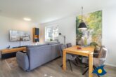 Ostseepark 12 Whg. 01 - moderner Wohnbereich mit Küche und Zugang zum Balkon