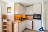 Ostseepark 12 Whg. 01 - moderner Wohnbereich mit Küche und Zugang zum Balkon