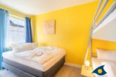 Dünen-Residenz B 05 - Schlafzimmer mit Doppelbett und Doppelstockbett