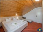Ferienhaus Nachtigall - Schlafzimmer mit Doppel-und Einzelbett