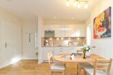 Villa Livia Whg. 05 /- - Wohnzimmer mit Essbereich und Küchenzeile