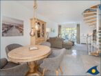 Dünenhaus Christa Whg. 14 - Wohnzimmer mit Esstisch und Zugang zum Balkon