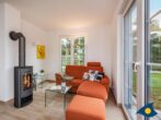 Fischerdorf Zirchow The Cosy Cottage - Wohnbereich mit Kamin und Zugang zur Terrasse