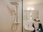 Forum Marinar Whg. 05 - - Badezimmer mit Regendusche und WC im Obergeschoss