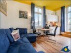 Residenz Bellevue Whg. 13 / - Wohnzimmer mit offener Küche und Zugang zum Balkon