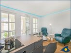 Villa Margot Whg. 14 - Wohnbereich mit offener moderner Küche und Zugang zum Balkon