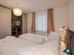 Villa Margot Whg. 14 - Schlafbereich mit Doppelbett und TV