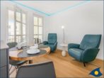 Villa Margot Whg. 14 - Wohnbereich mit offener moderner Küche und Zugang zum Balkon