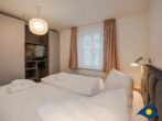 Villa Margot Whg. 14 - Schlafzimmer mit Doppelbett und TV