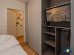 Villa Margot Whg. 14 - Schlafbereich mit Doppelbett und TV