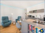 Villa Margot Whg. 14 - Wohnbereich mit offener moderner Küche und Zugang zum Balkon