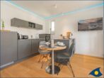 Villa Margot Whg. 14 - Wohnbereich mit offener moderner Küche und Zugang zum Balkon
