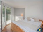 Apartmenthaus Baltic Five - Whg. 3 - Schlafzimmer mit Doppelbett und Zugang zur Terrasse