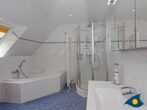 Kirchstr. 4a - 2. Badezimmer mit Badewanne, Dusche und zwei Waschbecken