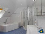 Kirchstr. 4a - Badezimmer mit Badewanne und Dusche