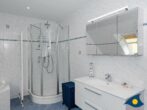 Kirchstr. 4a - 2. Badezimmer mit Badewanne, Dusche und zwei Waschbecken