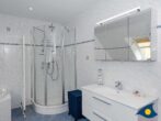 Kirchstr. 4a - 2. Badezimmer mit Badewanne, Dusche und zwei Waschbecken