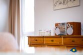 Haus Meeresrauschen Whg. 07 - Wohnzimmer mit Schlafcouch und offener Küche, Zugang zur Terrasse mit Meerblick