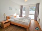Haus Meeresrauschen Whg. 07 - Schlafzimmer mit Doppelbett und begehbarem Kleiderschrank