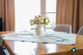 Haus Meeresrauschen Whg. 07 - Wohnzimmer mit Schlafcouch und offener Küche, Zugang zur Terrasse mit Meerblick