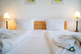 Haus Meeresrauschen Whg. 07 - Schlafzimmer mit Doppelbett und begehbarem Kleiderschrank