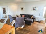 Haus Meeresrauschen Whg. 07 - Wohnzimmer mit Schlafcouch und offener Küche, Zugang zur Terrasse mit Meerblick