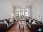 Appartement Agata - Wohnbereich mit Couch, TV und Blick zum Balkon