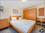 Regina Maris Whg. 16 - Schlafzimmer mit Doppelbett und TV